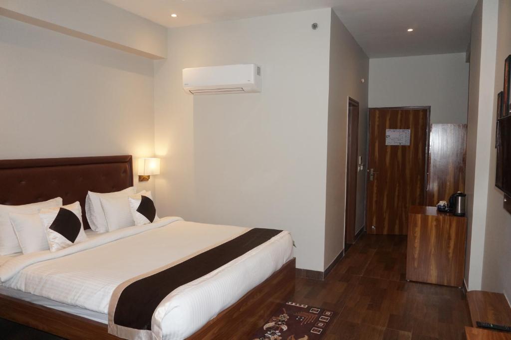 Large double room at Neel Clarks Inn Express Agra featuring enhanced furnishings, bedding, and refined interior design