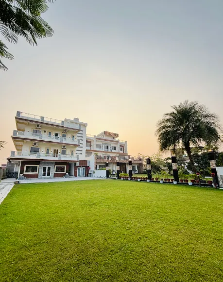 Rk-hotel-pryagraj-entrance