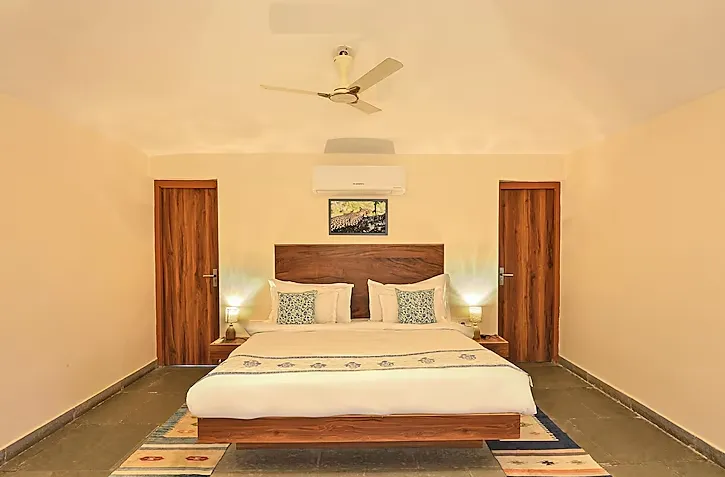 Clarks-Safari-Jawai-cottage-room-with-mountainview-and-kingbed