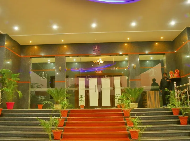 Hotel entrance of Hotel Shiv Vilas Palace Bharatpur with façade and driveway