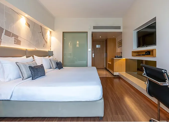 The-Fern-Mumbai-Goregaon-wintergreenroom-kingbed