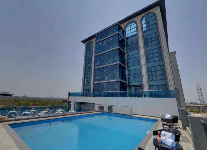 The-Fern-Residency-Bhiwandi-swimmingpool