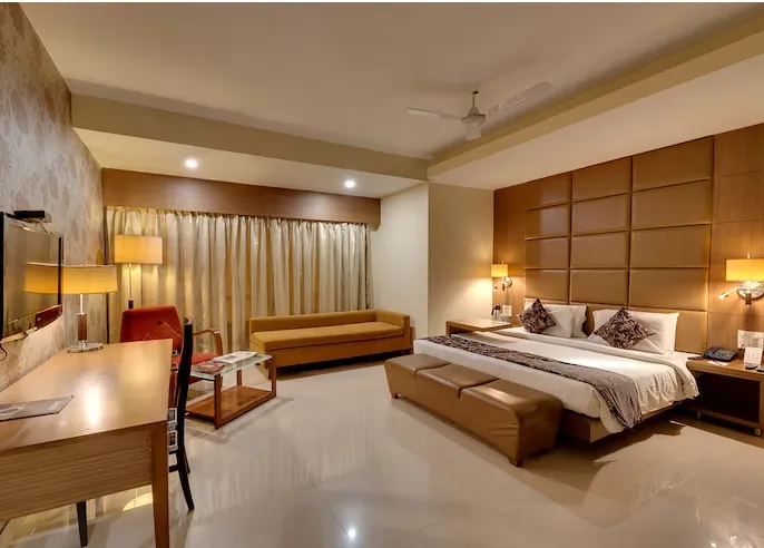 The-Fern-Residency-Pune-hazel-suite-kingbed