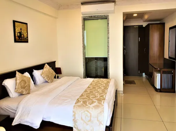 Super Deluxe Room at VITS Excellensea Dapoli featuring bed and interior décor