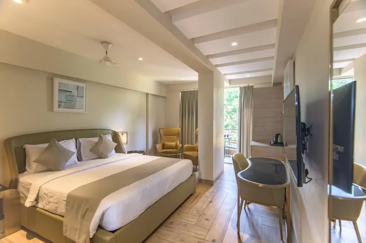 The-Fern-Residency-Calangute-fernclubroom-withkingbed