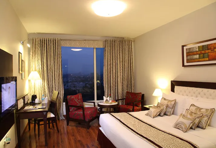 TreeHouse-Queens-Pearl-Gurugram-deluxeroom-doublebed
