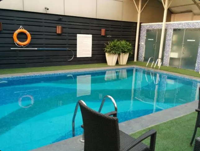 park-plaza-faridabad-swimmingpool